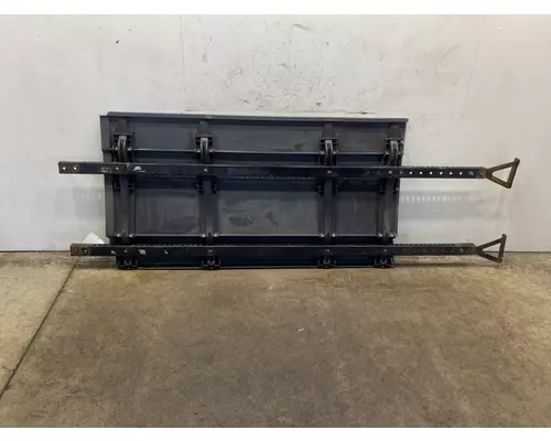 FREIGHTLINER Cascadia 126 Side Fairing