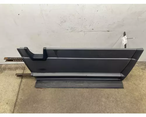 FREIGHTLINER Cascadia 126 Side Fairing