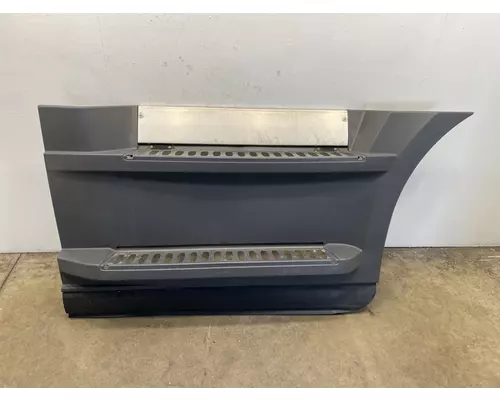 FREIGHTLINER Cascadia 126 Side Fairing