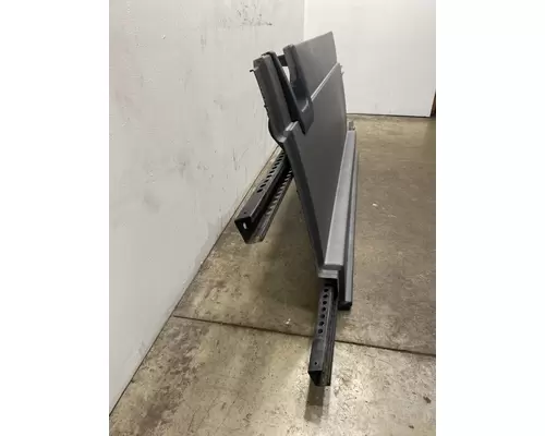FREIGHTLINER Cascadia 126 Side Fairing