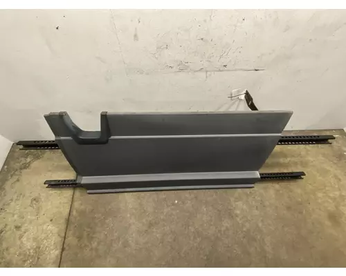 FREIGHTLINER Cascadia 126 Side Fairing