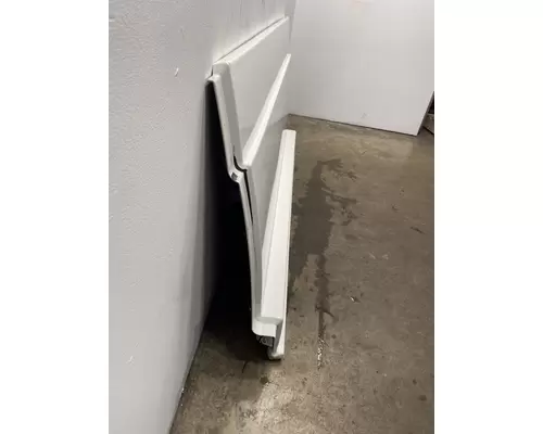 FREIGHTLINER Cascadia 126 Side Fairing