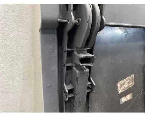 FREIGHTLINER Cascadia 126 Side Fairing