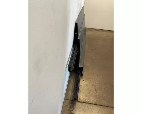 FREIGHTLINER Cascadia 126 Side Fairing