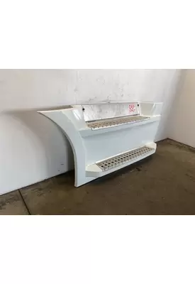 FREIGHTLINER Cascadia 126 Side Fairing