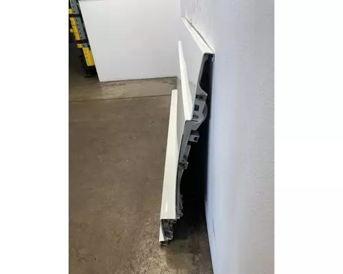 FREIGHTLINER Cascadia 126 Side Fairing