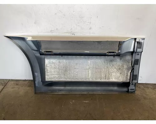 FREIGHTLINER Cascadia 126 Side Fairing