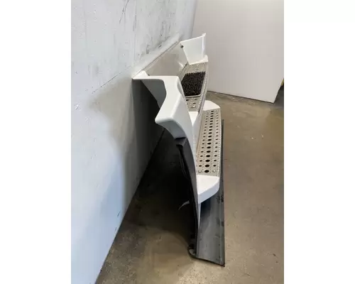 FREIGHTLINER Cascadia 126 Side Fairing