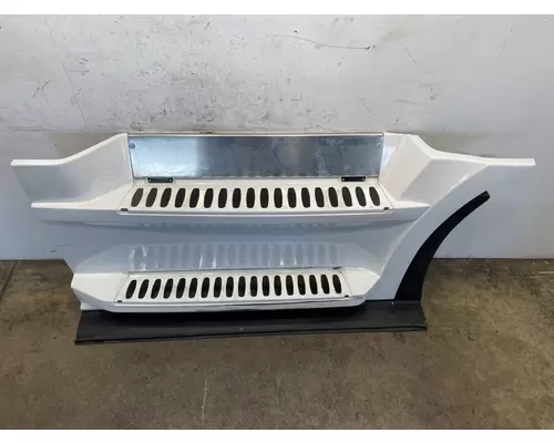 FREIGHTLINER Cascadia 126 Side Fairing