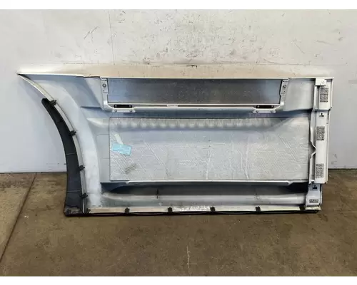 FREIGHTLINER Cascadia 126 Side Fairing