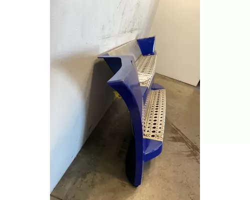 FREIGHTLINER Cascadia 126 Side Fairing