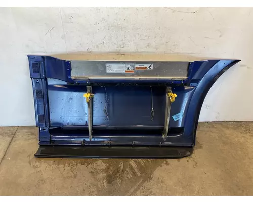 FREIGHTLINER Cascadia 126 Side Fairing