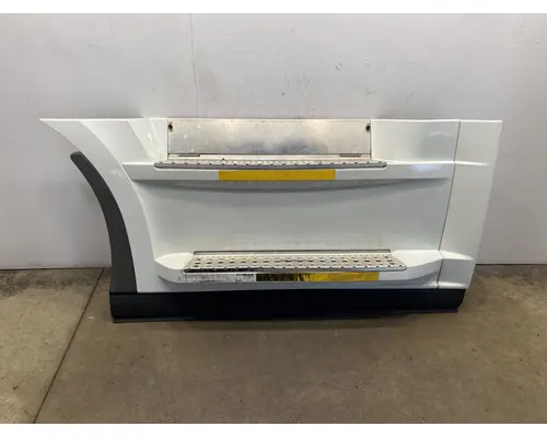 FREIGHTLINER Cascadia 126 Side Fairing