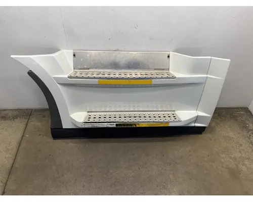 FREIGHTLINER Cascadia 126 Side Fairing