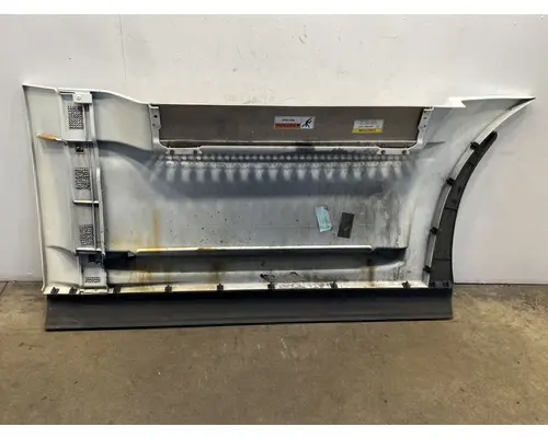 FREIGHTLINER Cascadia 126 Side Fairing