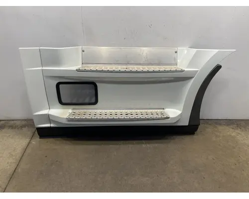 FREIGHTLINER Cascadia 126 Side Fairing