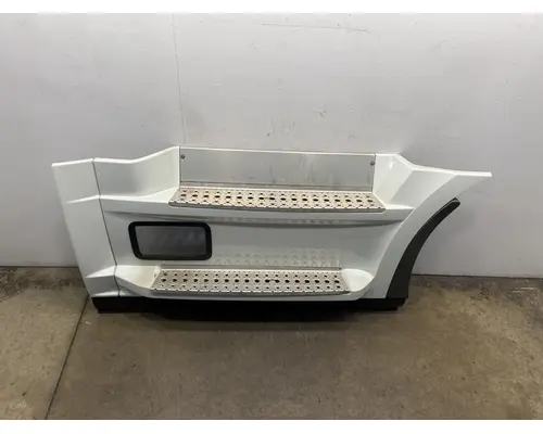 FREIGHTLINER Cascadia 126 Side Fairing