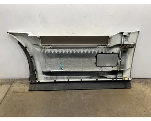 FREIGHTLINER Cascadia 126 Side Fairing