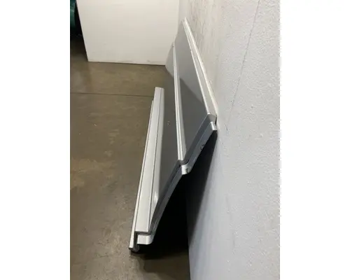 FREIGHTLINER Cascadia 126 Side Fairing