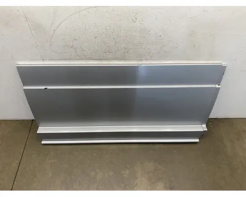FREIGHTLINER Cascadia 126 Side Fairing