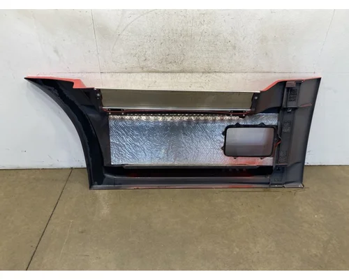 FREIGHTLINER Cascadia 126 Side Fairing