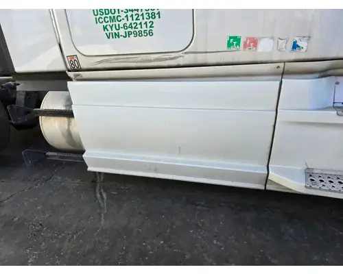 FREIGHTLINER Cascadia 126 Side Fairing