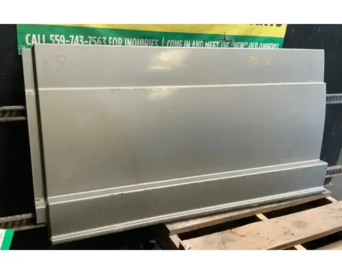FREIGHTLINER Cascadia 126 Side Fairing