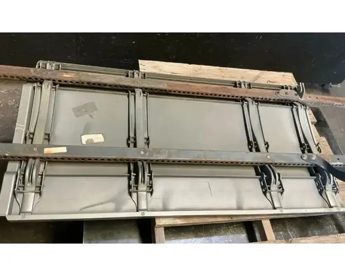 FREIGHTLINER Cascadia 126 Side Fairing