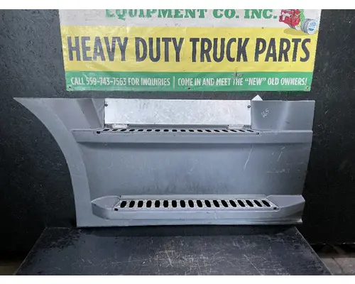 FREIGHTLINER Cascadia 126 Side Fairing
