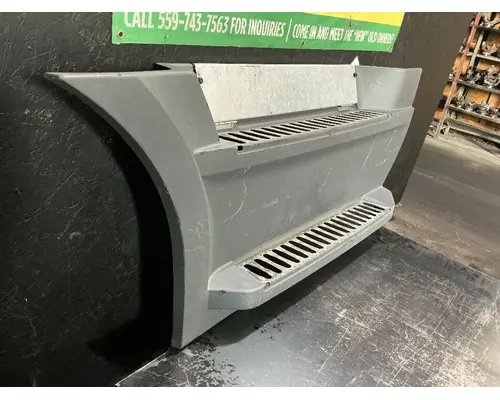 FREIGHTLINER Cascadia 126 Side Fairing