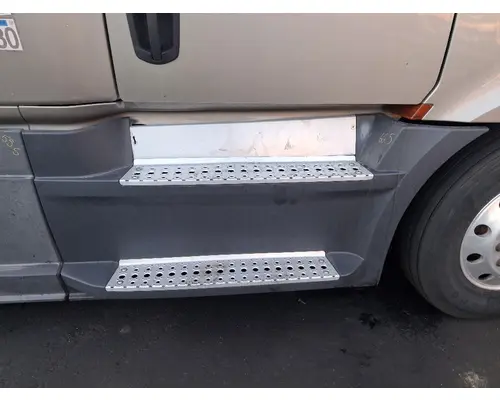 FREIGHTLINER Cascadia 126 Side Fairing