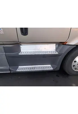 FREIGHTLINER Cascadia 126 Side Fairing