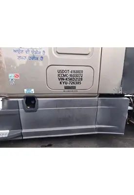 FREIGHTLINER Cascadia 126 Side Fairing