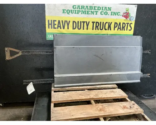 FREIGHTLINER Cascadia 126 Side Fairing