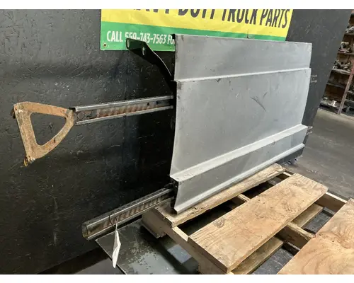 FREIGHTLINER Cascadia 126 Side Fairing