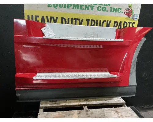 FREIGHTLINER Cascadia 126 Side Fairing