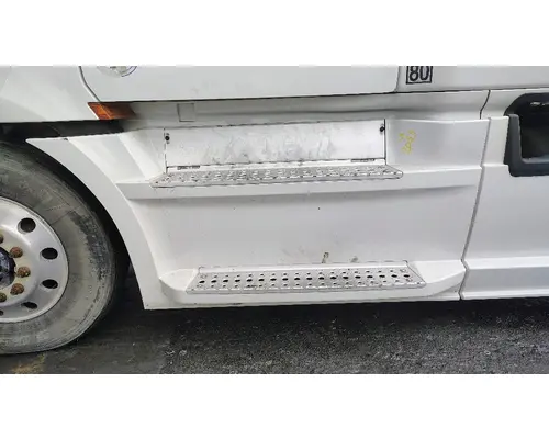 FREIGHTLINER Cascadia 126 Side Fairing
