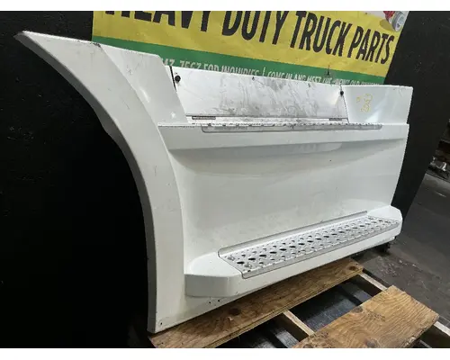 FREIGHTLINER Cascadia 126 Side Fairing