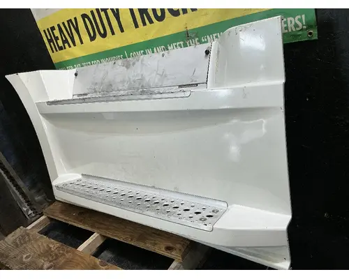 FREIGHTLINER Cascadia 126 Side Fairing