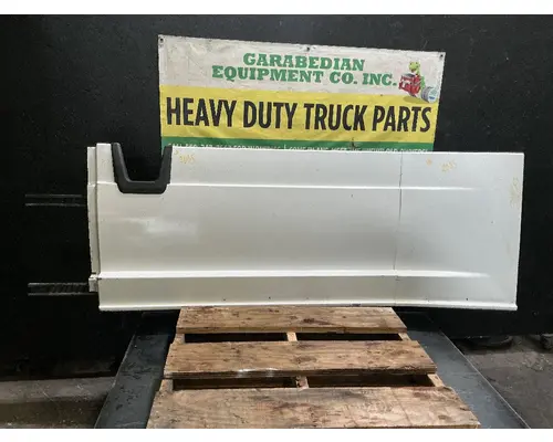 FREIGHTLINER Cascadia 126 Side Fairing