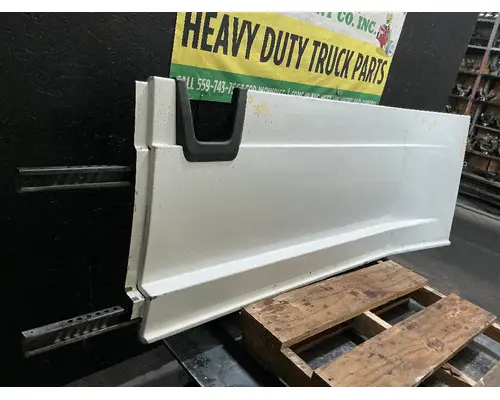 FREIGHTLINER Cascadia 126 Side Fairing