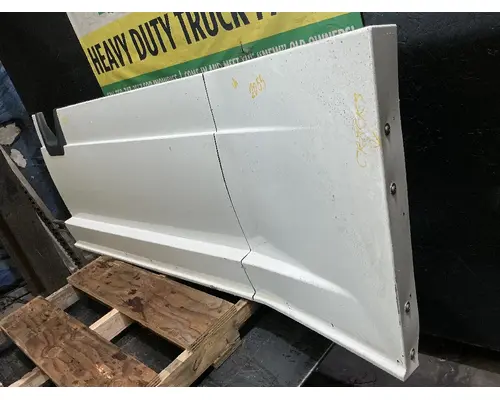FREIGHTLINER Cascadia 126 Side Fairing