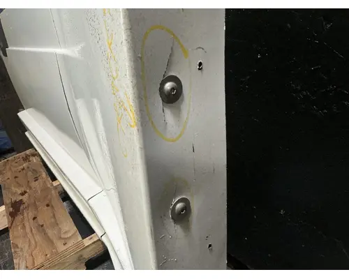 FREIGHTLINER Cascadia 126 Side Fairing