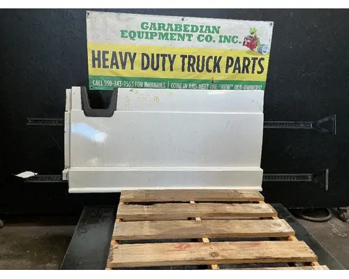 FREIGHTLINER Cascadia 126 Side Fairing