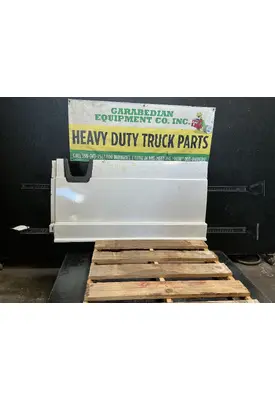 FREIGHTLINER Cascadia 126 Side Fairing