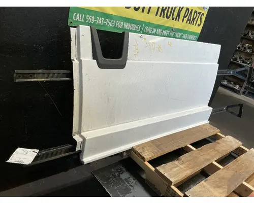 FREIGHTLINER Cascadia 126 Side Fairing
