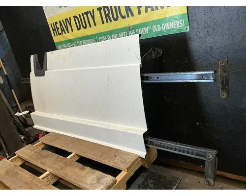 FREIGHTLINER Cascadia 126 Side Fairing