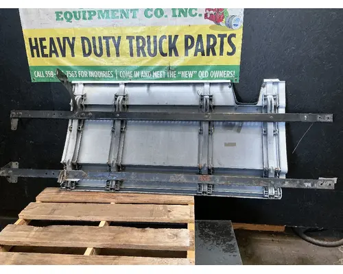FREIGHTLINER Cascadia 126 Side Fairing