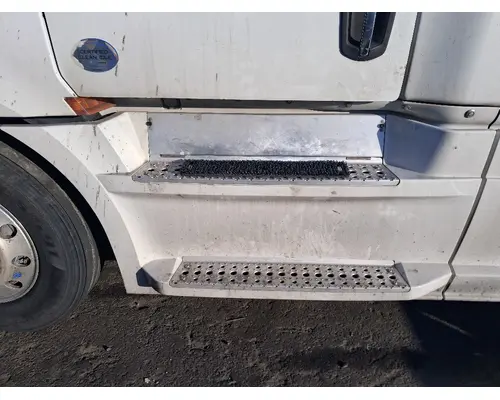 FREIGHTLINER Cascadia 126 Side Fairing