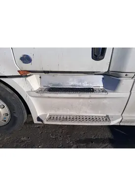 FREIGHTLINER Cascadia 126 Side Fairing